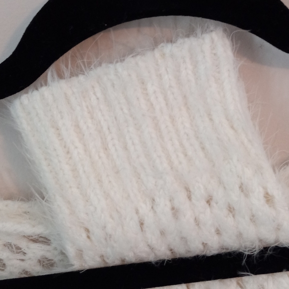 Sky's the Limit Cashmere-look Cream color Women's V-Neck Sweater Size Medium - Picture 5 of 10